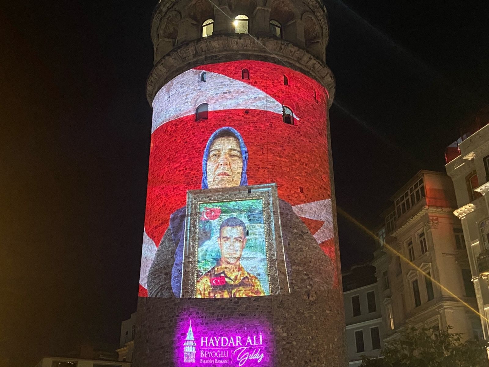 Galata Kulesi annelerin fotoğraflarıyla süslendi