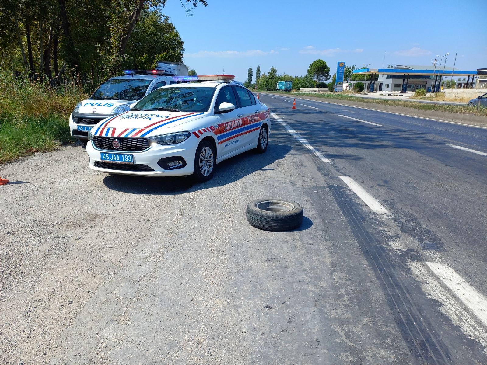 Manisa'da akıl almaz kaza! Otomobilden fırlayan lastik trafik polisinin bacağını kırdı