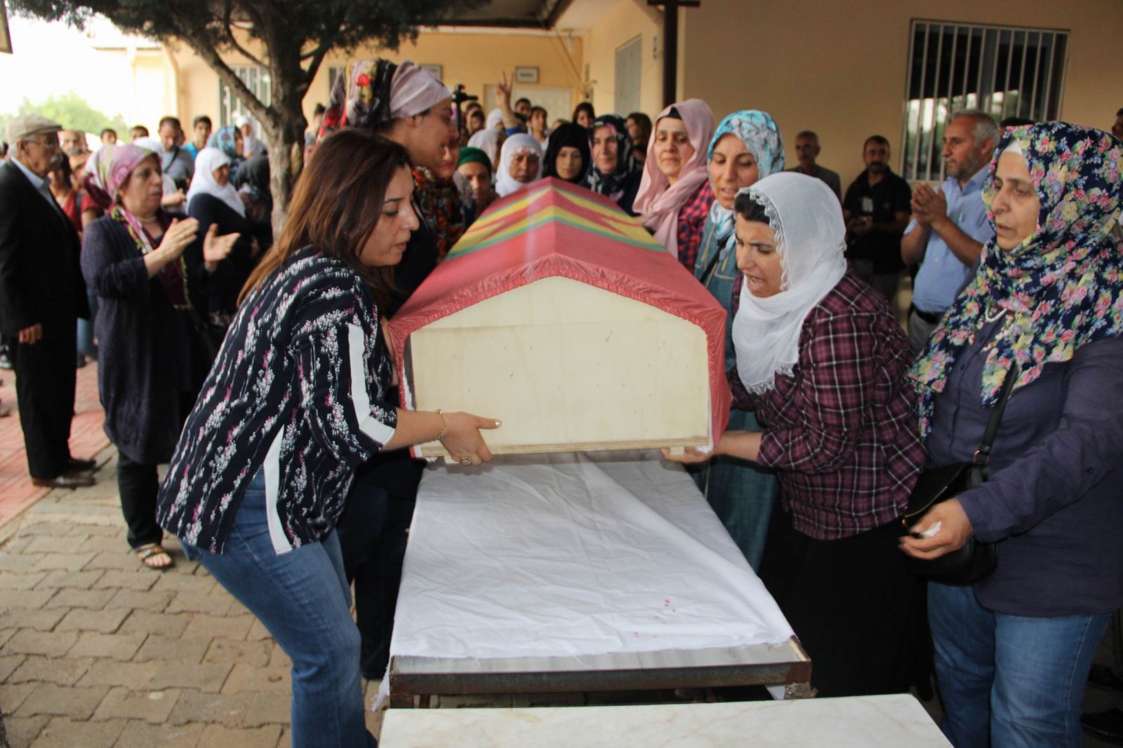 Vezneciler bombacısının cesedini bakın kimler taşıdı!