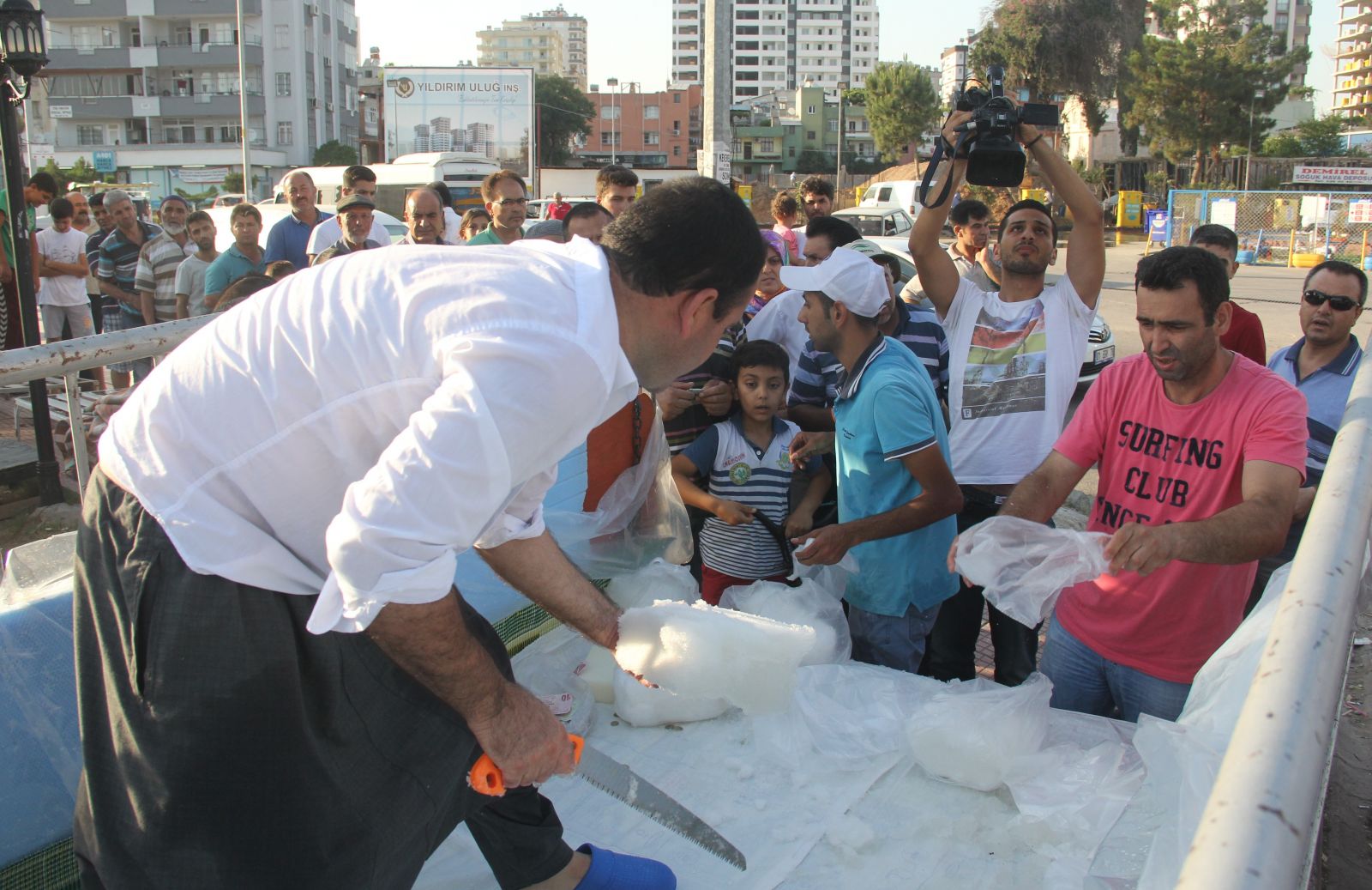 Adanalı kilosu 1 liradan satılan kar için kuyruğa girdi