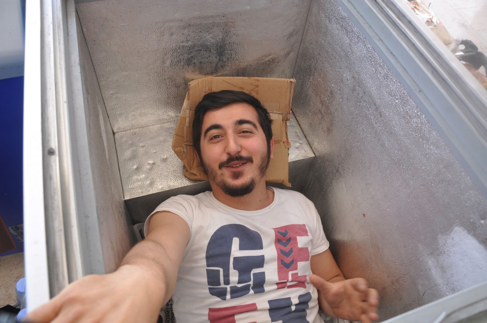 Sıcaktan bunalan Bursalı dondurma dolabına girdi