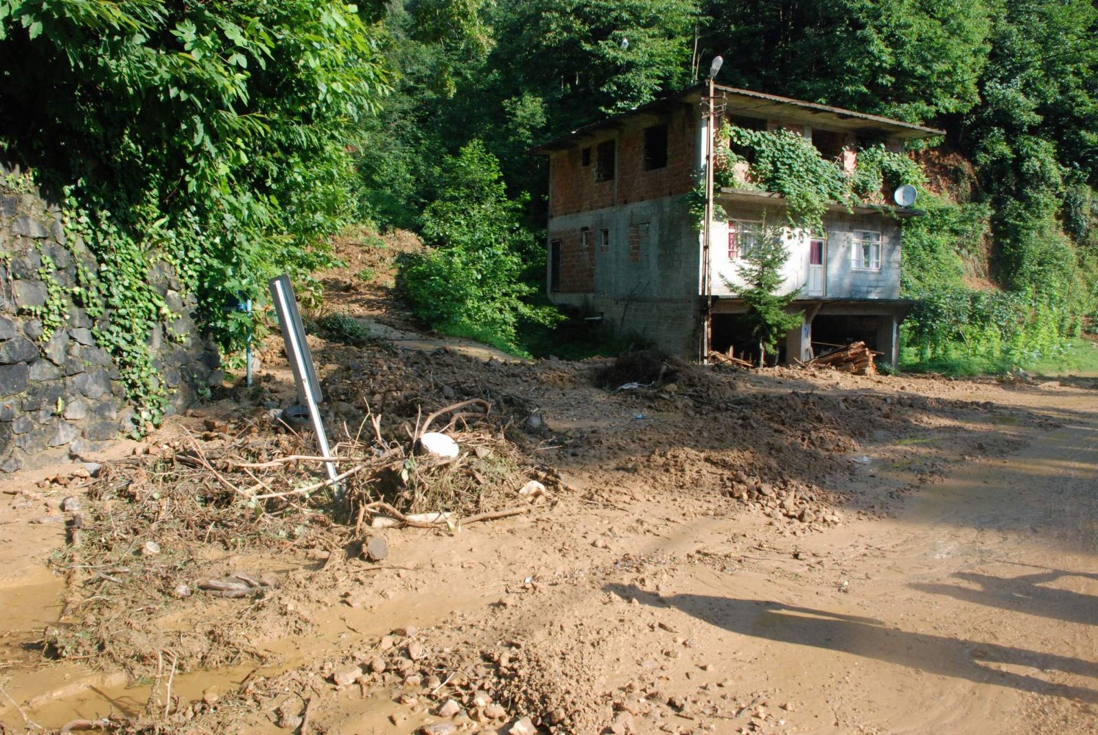 Kuzenler salonda otururken dehşeti yaşadı! Elle kazarak çıkardılar