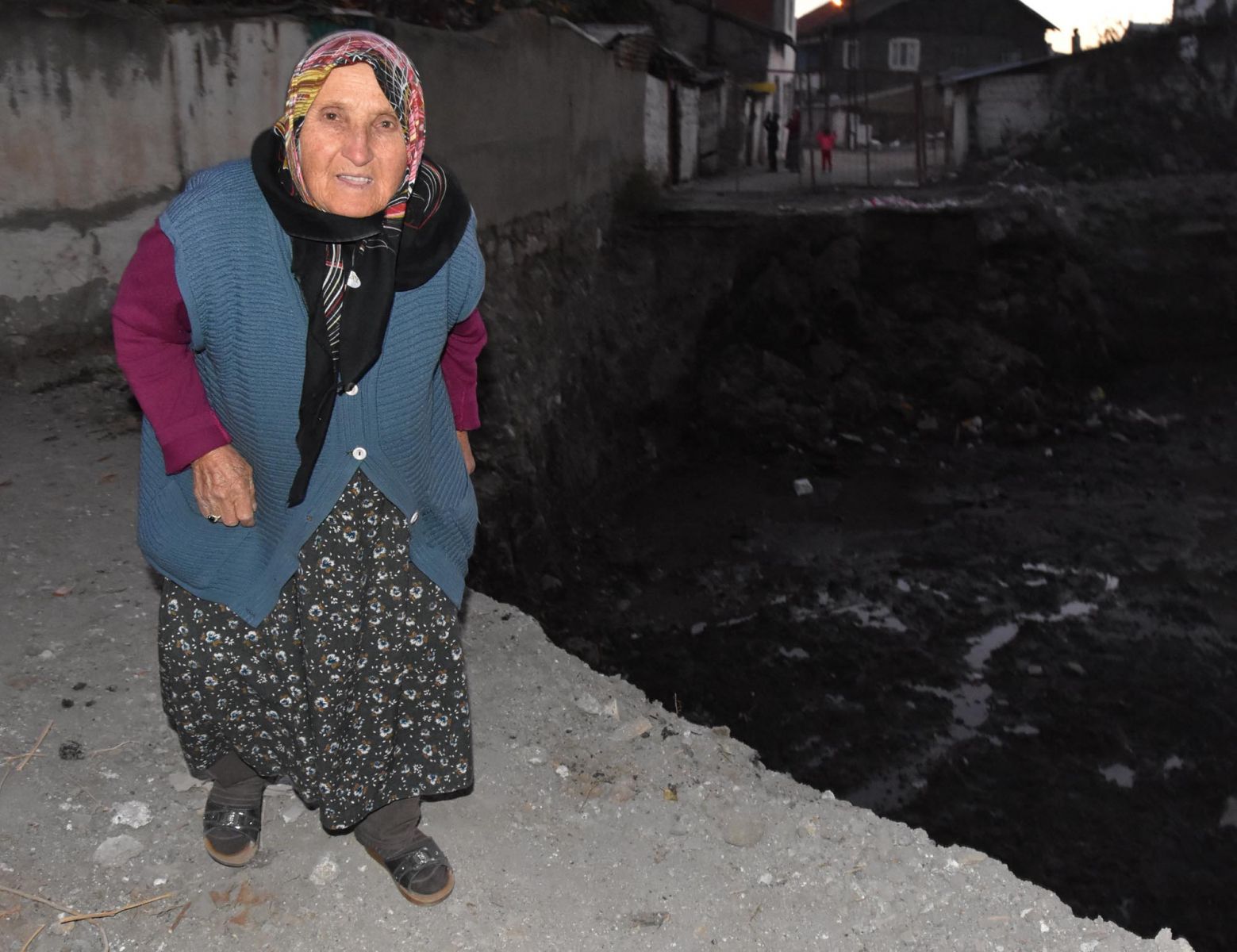 Evinin kapısı 5 metrelik çukura açılıyor!