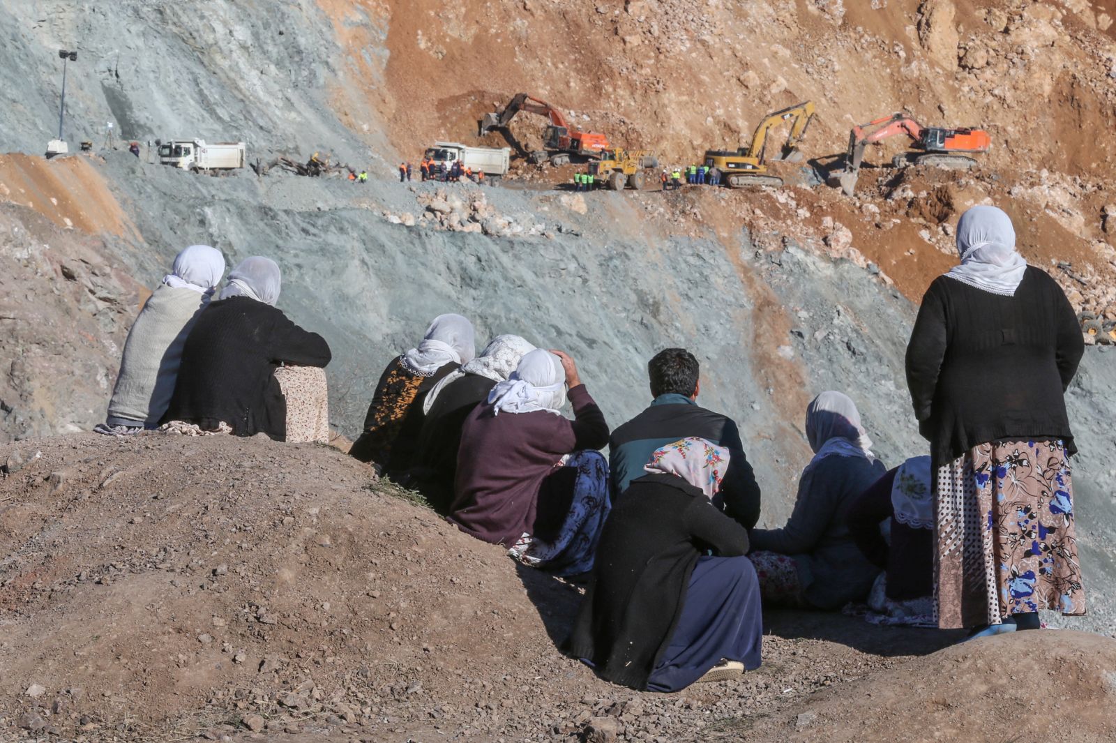 Siirt'teki madende toprağa gömülü iş makinelerine ulaşıldı