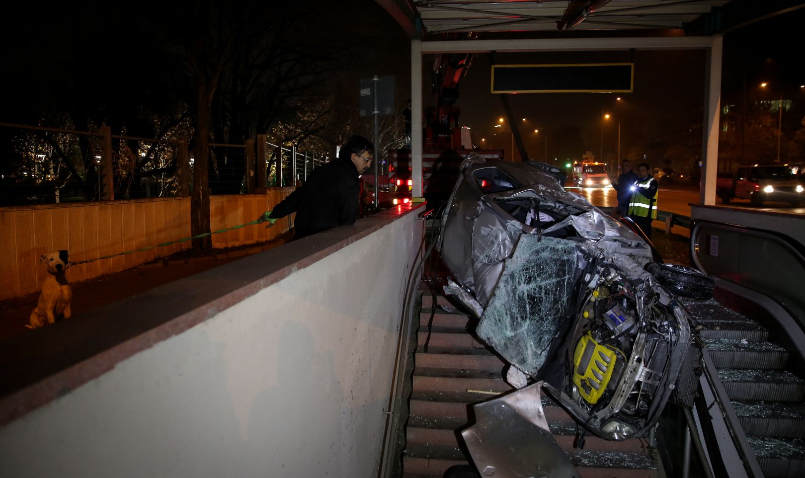 Otomobil metro yaya alt geçidine uçtu
