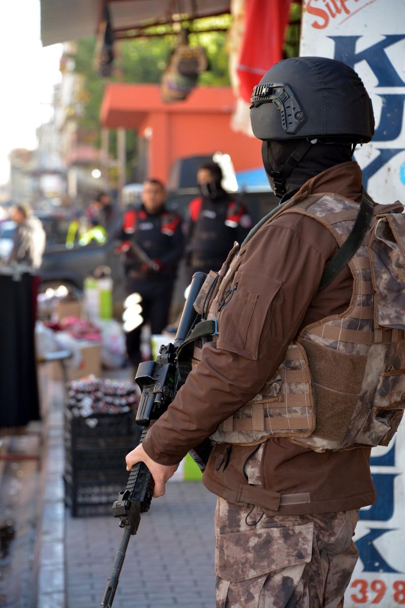 Polis, duvarlardaki PKK sloganlarını sprey boya ile kapattı