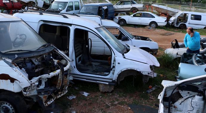 Kaza yapan aracı 'taksit taksit' çaldılar