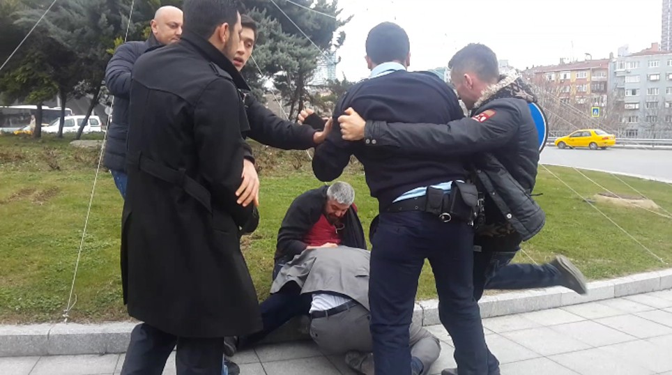 İstanbul'da vatandaş polise vuran zanlıyı linç etmeye çalıştı