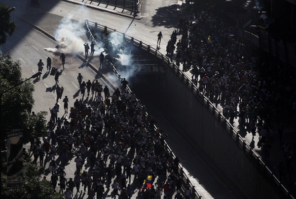 Venezuela'da bir gösterici diri diri yandı