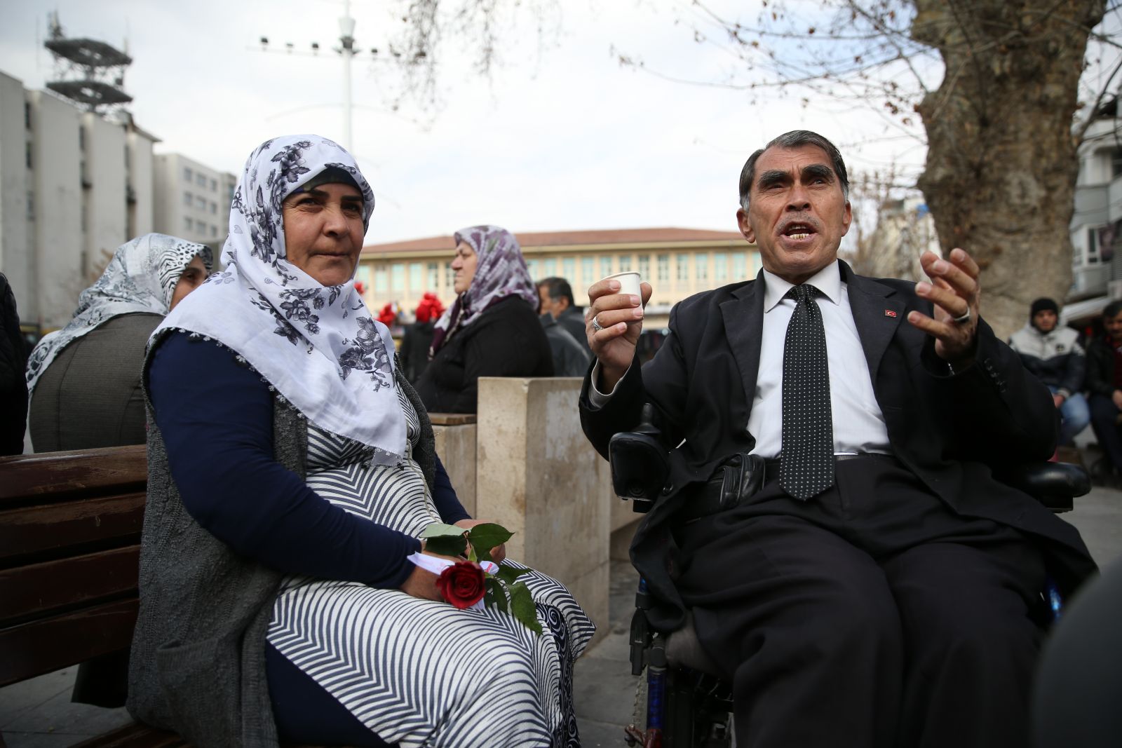 Engelli eşini hem 'Gönlünde' hem de 'Sırtında' taşıyor