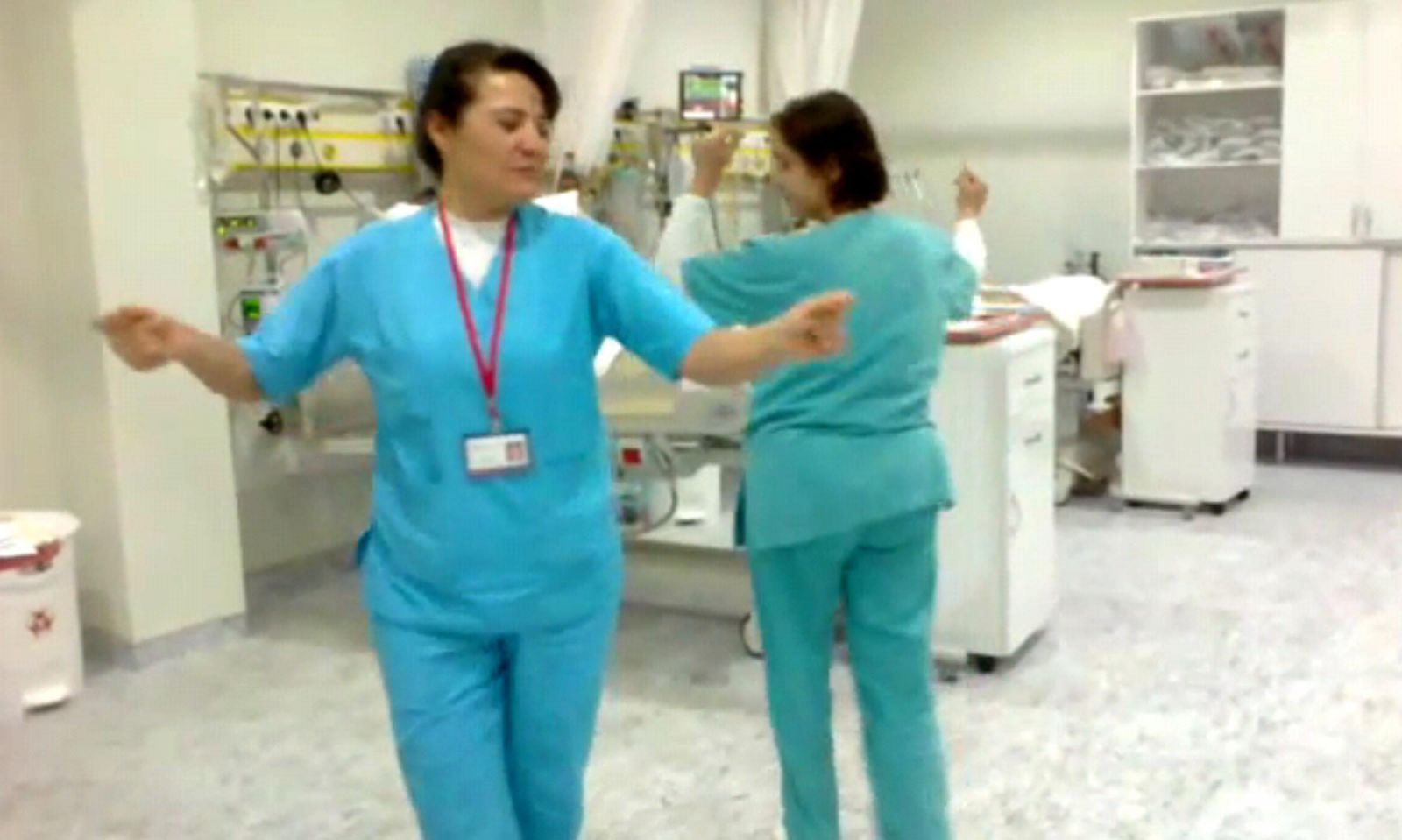 Yoğun bakımda halay çektiler!