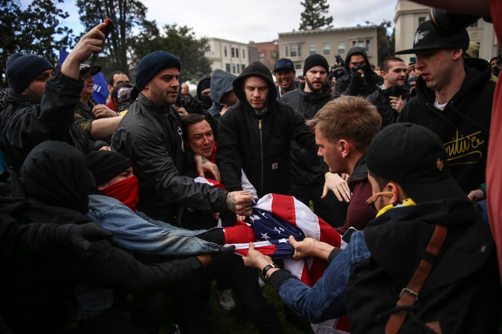 ABD'de Trump destekçileri ile karşıt gruplar birbirine girdi