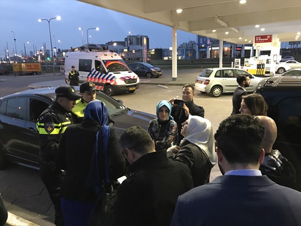 Hollanda'da, AA ve TRT aracına polis engeli