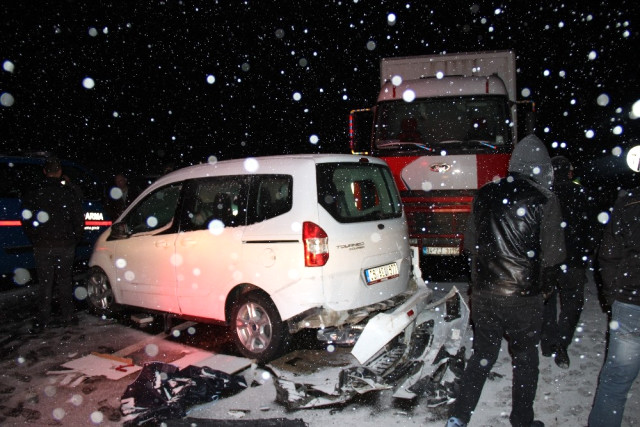 Kütahya'da 6 otomobil birbirine girdi: 2 ölü, 18 yaralı