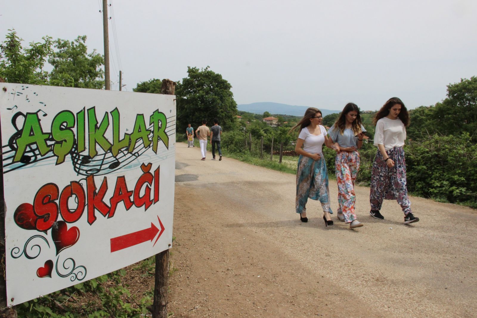 Bekar kızlar ve erkekler 'gönüllerinin sultanı'nı bulmak için o sokağa koştu