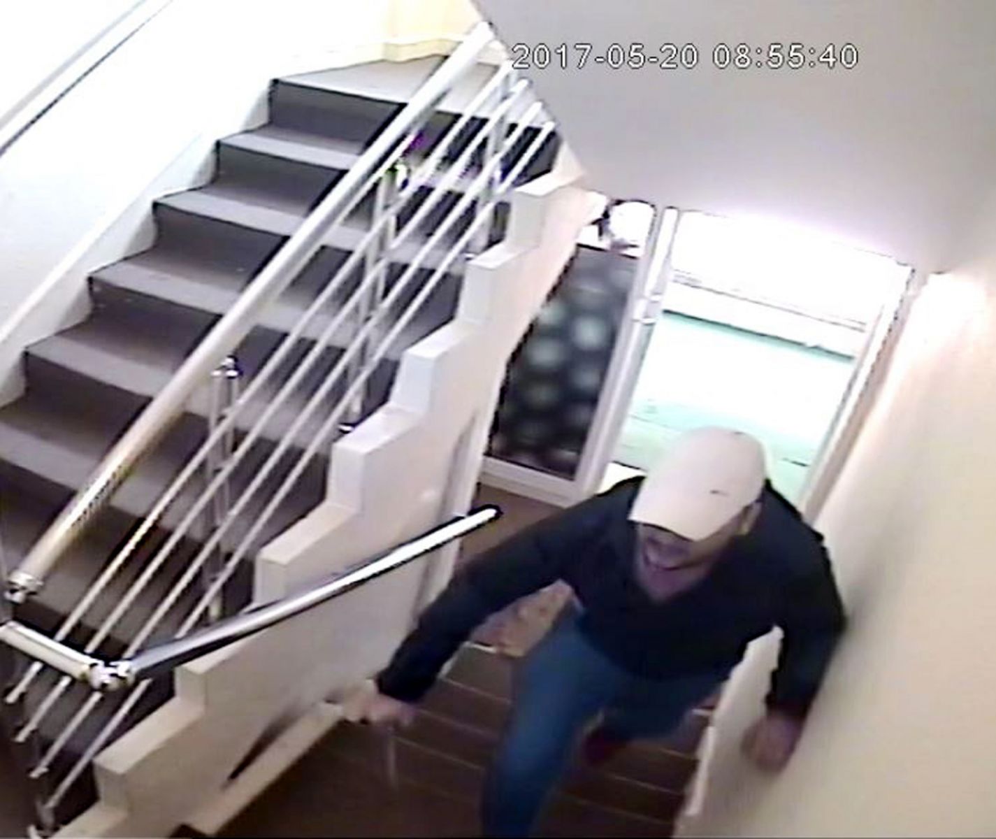 Oğlunu görebilmek için bıçakla kreşi bastı!