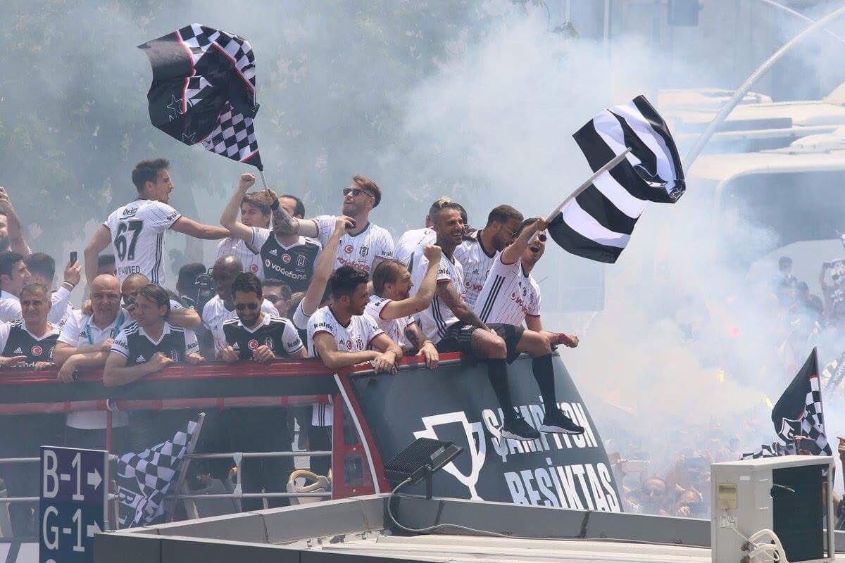 Beşiktaş Park'ta meşaleli kutlama