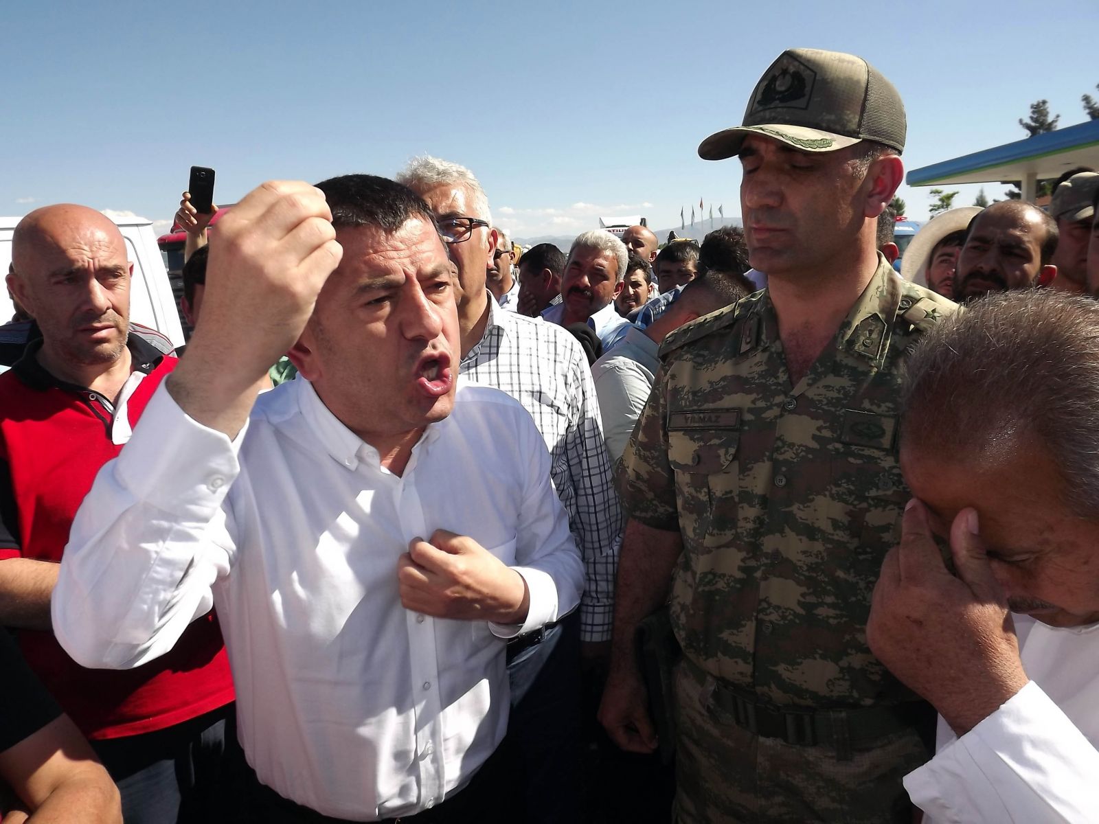 Malatya'da kavşak isteyen vatandaşlar yol kapadı