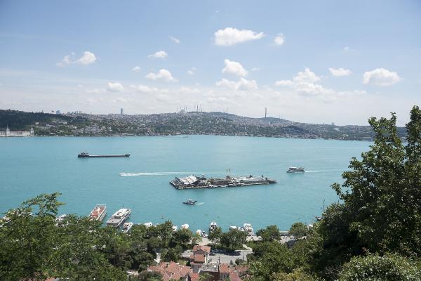 İstanbul Boğazı turkuaza boyandı