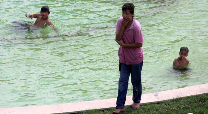 8-10 yaşındaki çocuklar süs havuzuna girip, uçucu madde kullandı