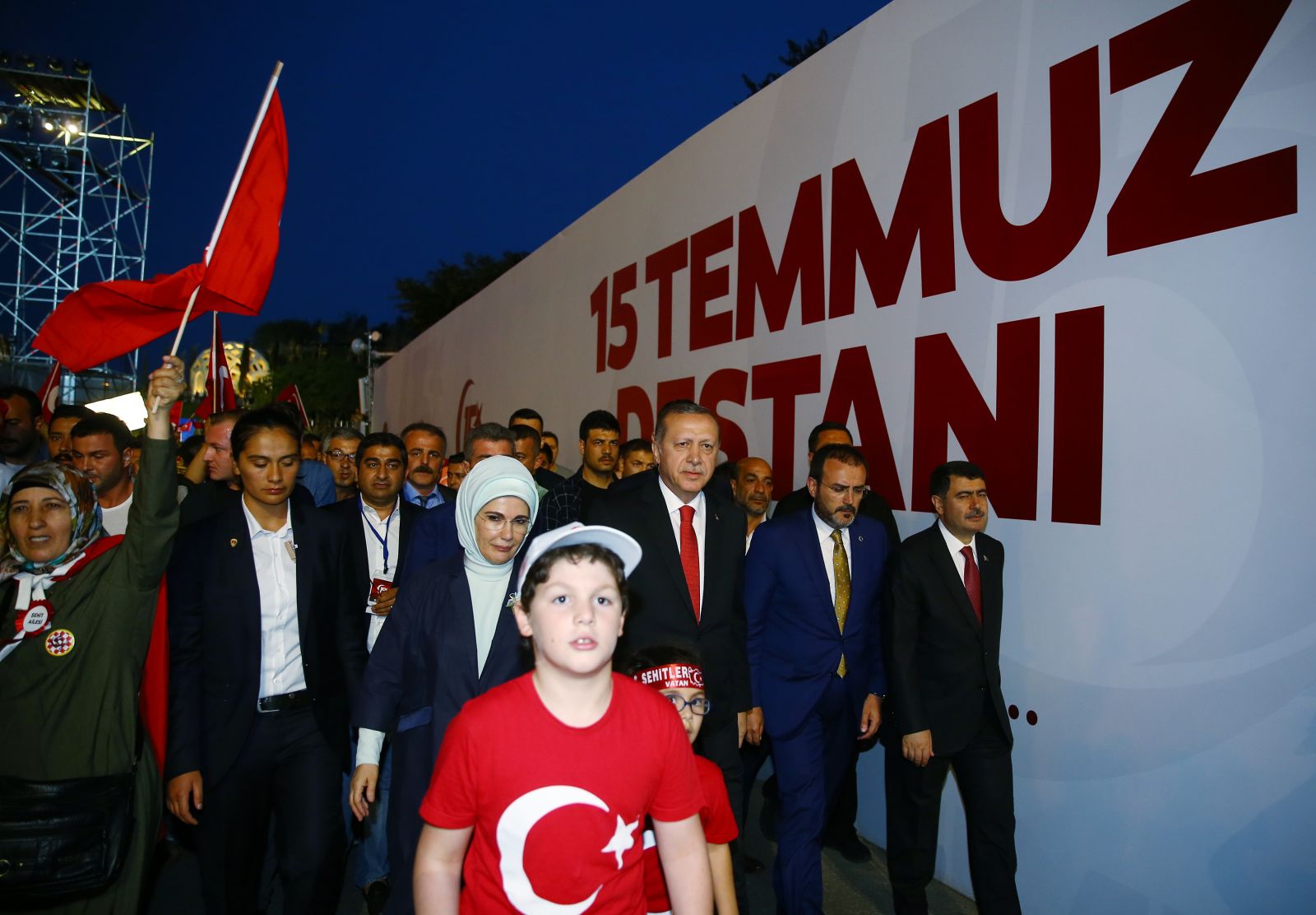 Cumhurbaşkanı Erdoğan'ın Şehitler Köprüsü'ne yürüyüşü