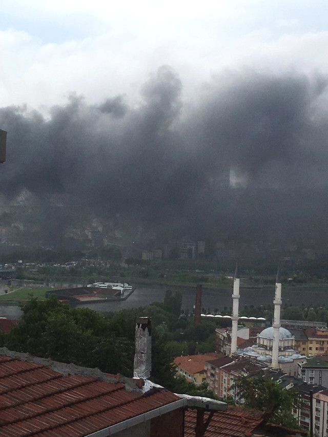 Kâğıthane'de düşen yıldırım depoya isabet etti, alevler göklere yükseldi