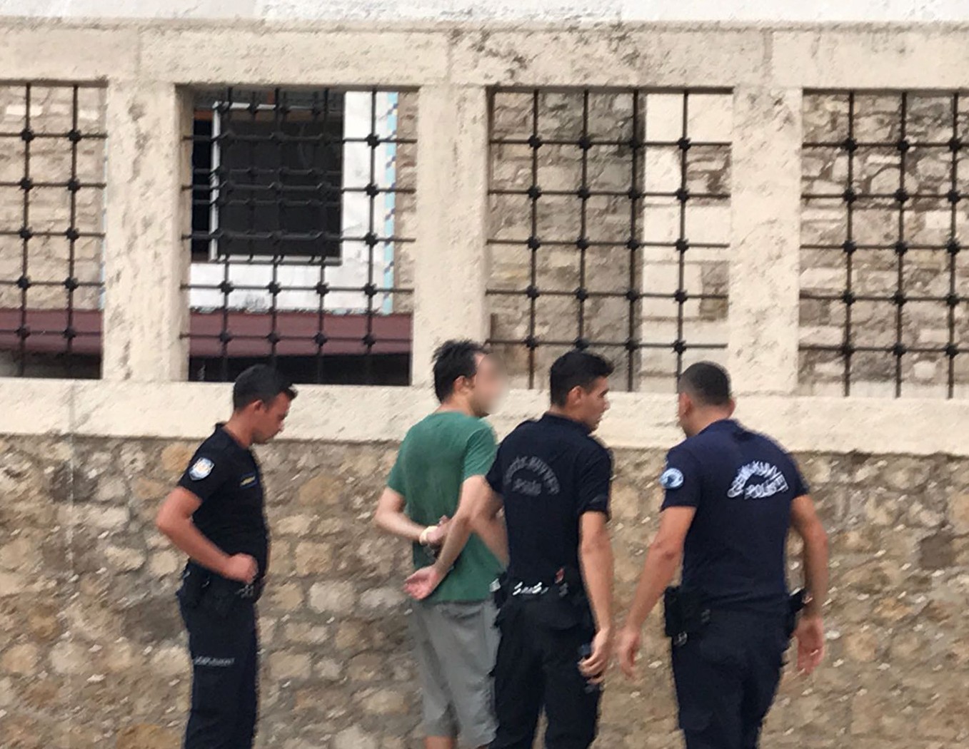 Tacizci olduğu söylenen kişiyi tekme tokat dövdüler