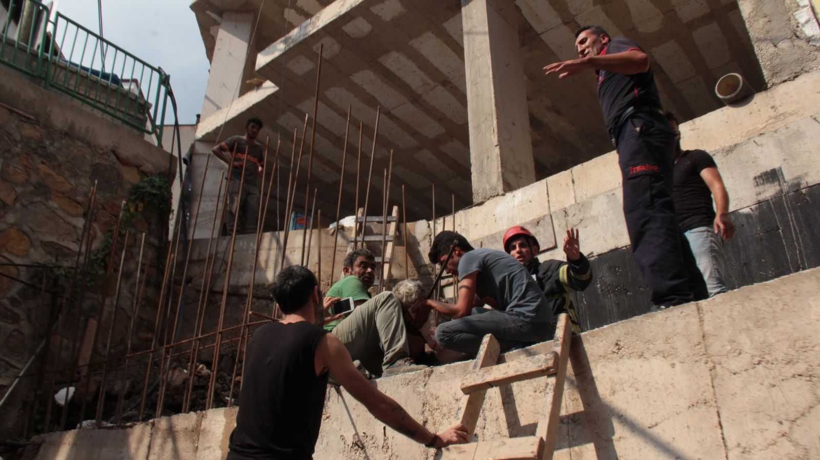 Feci iş kazası! Sırtından giren demir kafasından çıktı...