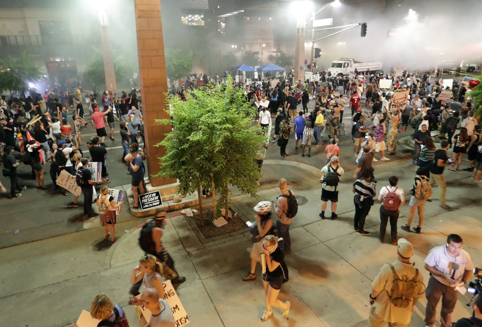 Trump mitingi öncesi Phoenix sokakları karıştı