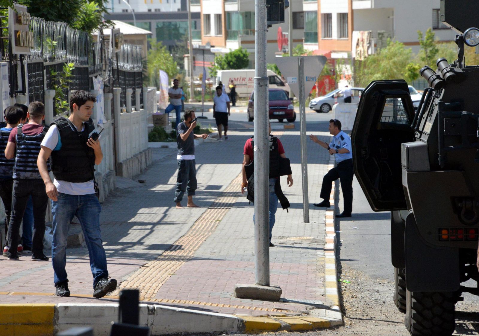 Polisin durdurduğu araçtan inen adam kafasına silah dayadı!