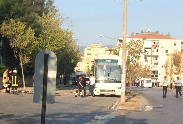 İzmir'de cezaevi servis aracı geçişi sırasında patlama