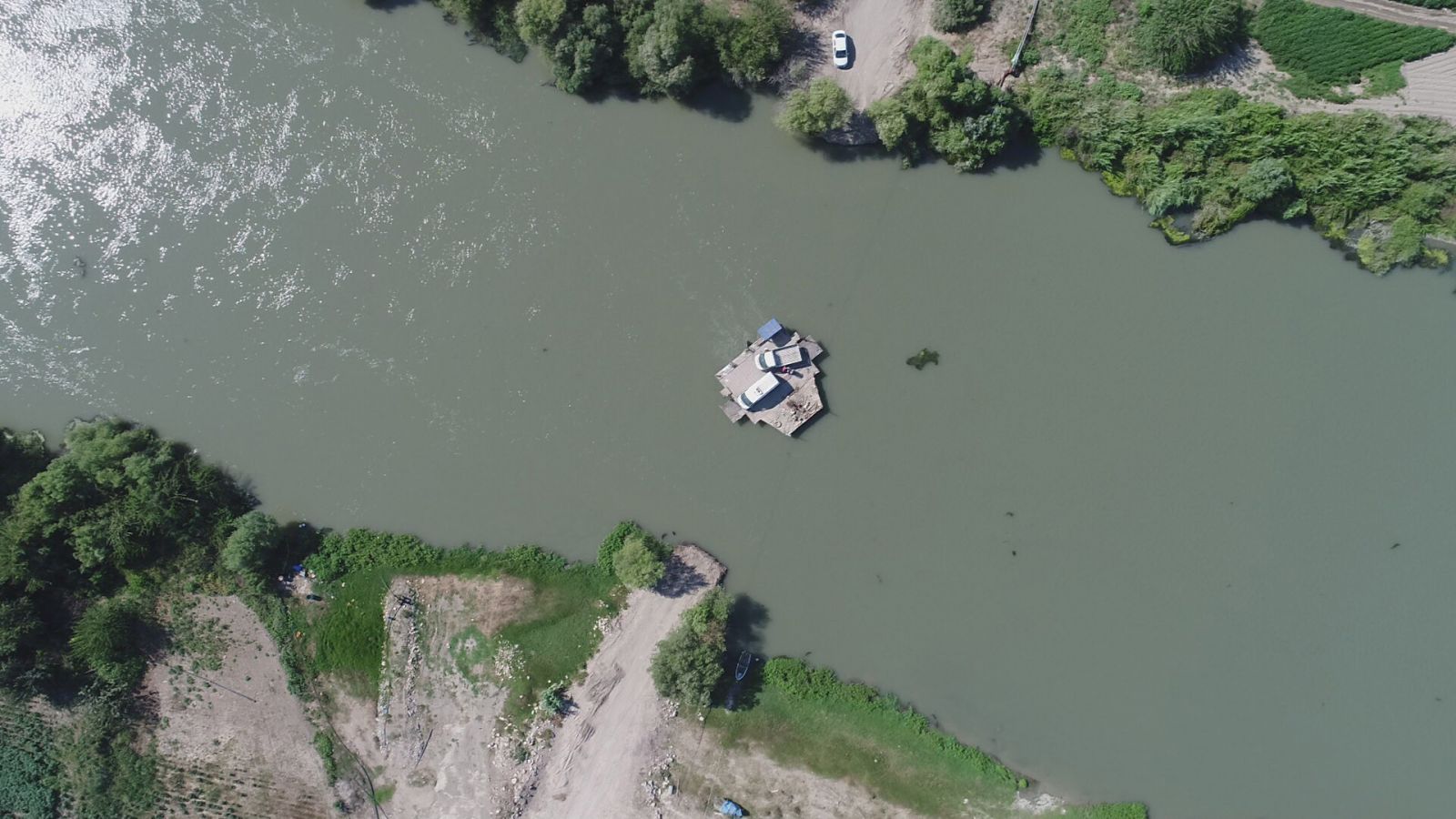 Araçlarını 1,5 asırdır nehirde salla taşıyorlar