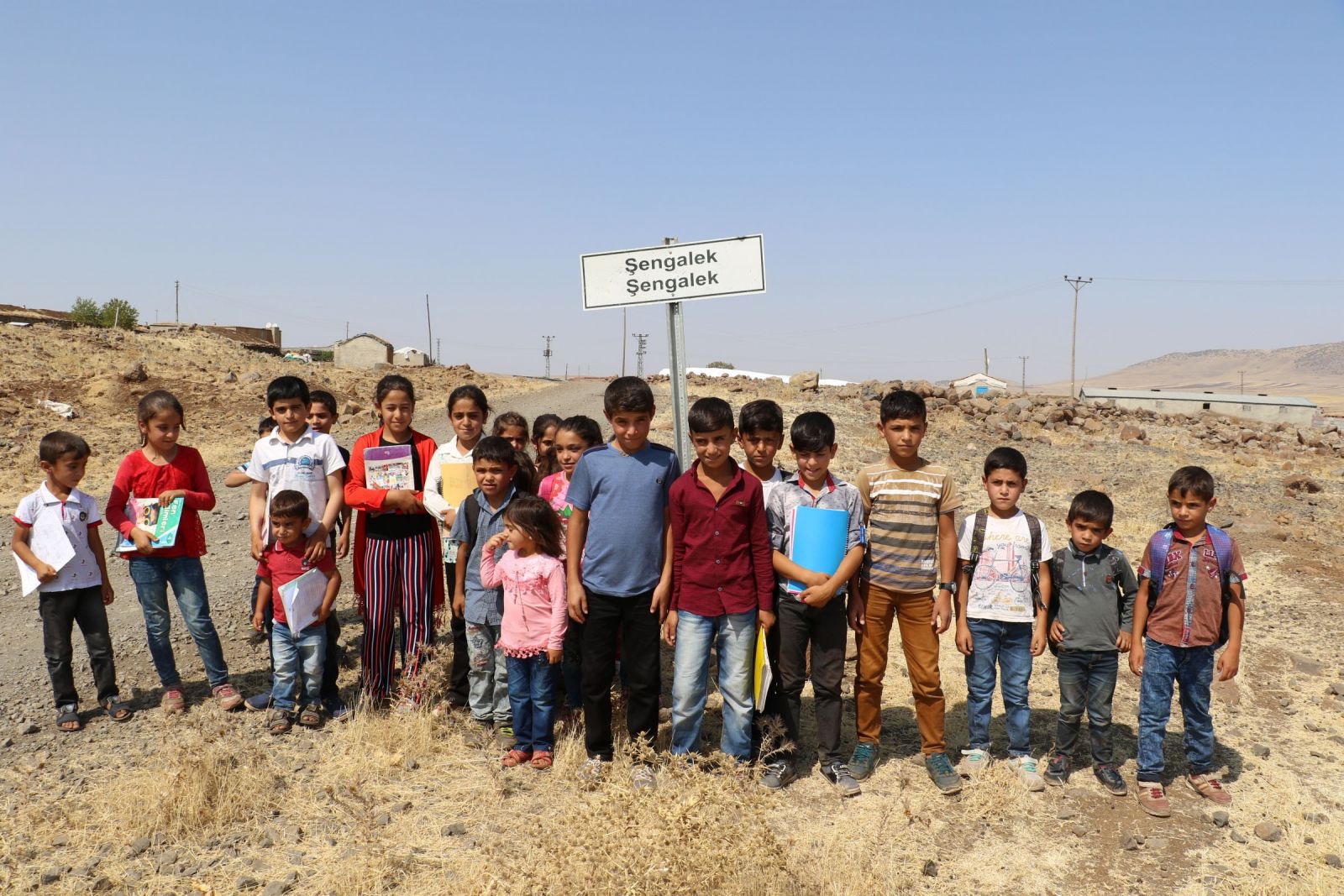 Ergani'de çocuklar okula gidebilmek için 1,5 saat yürüyor