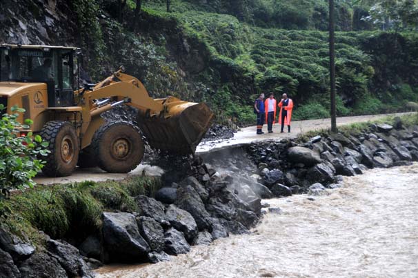 Rize'de dereler taştı, 5 kişilik aile mahsur kaldı