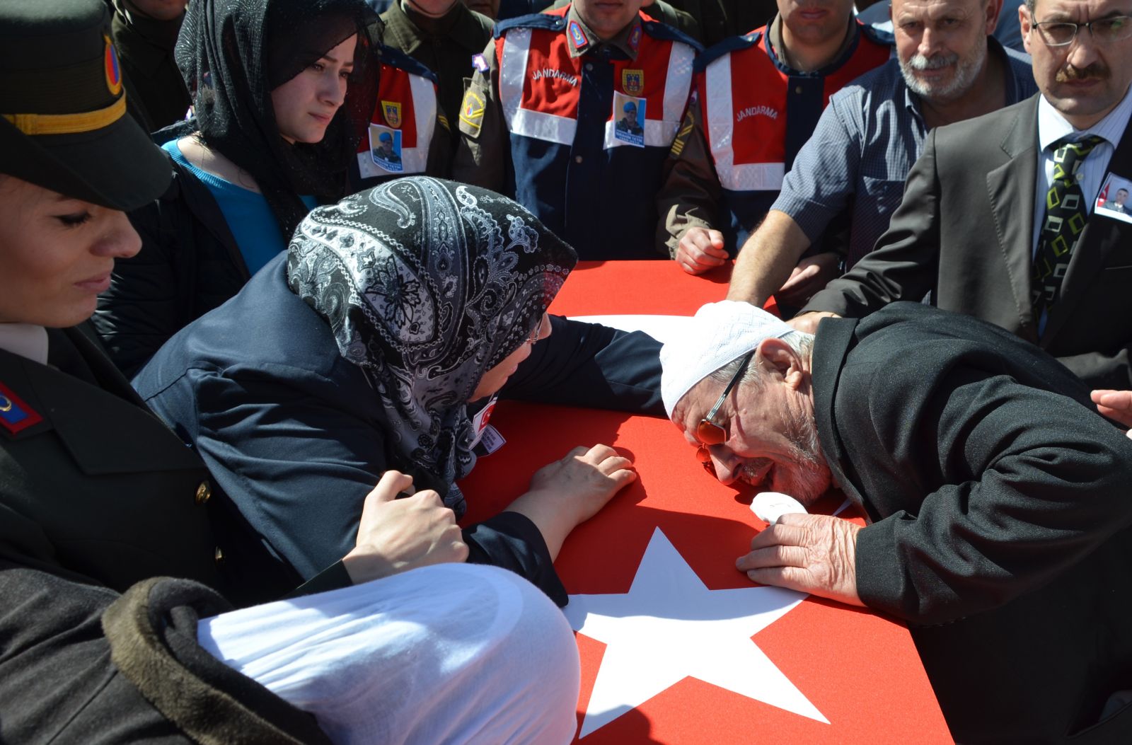 Şehit uzman çavuşu Kütahya'da 10 bin kişi uğurladı