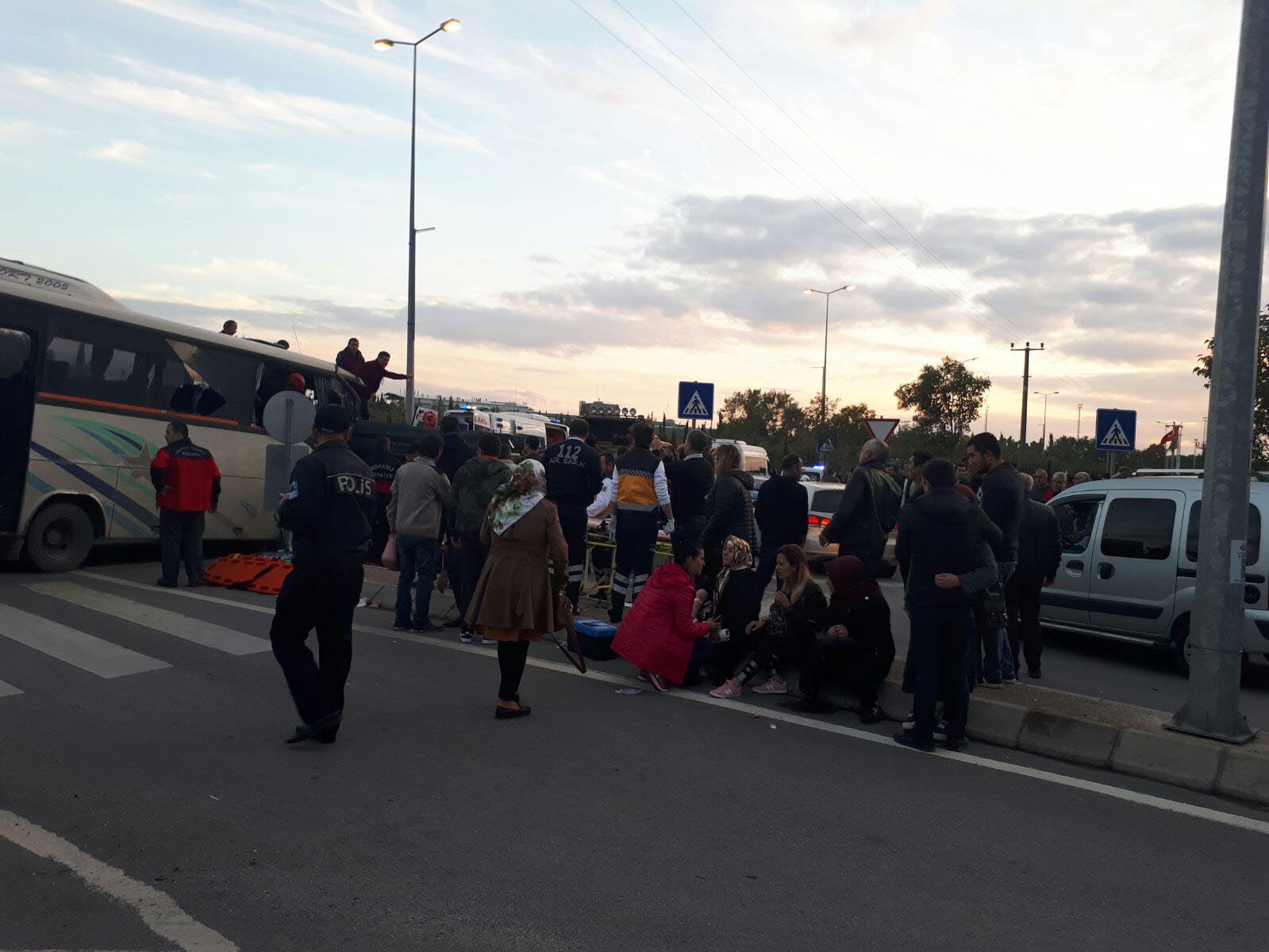 Servis midibüsü ile tır çarpıştı: 21 yaralı