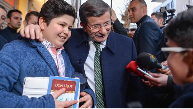 Başbakan Davutoğlu Van'da esnafı ziyaret etti, vatandaşlarla sohbet etti