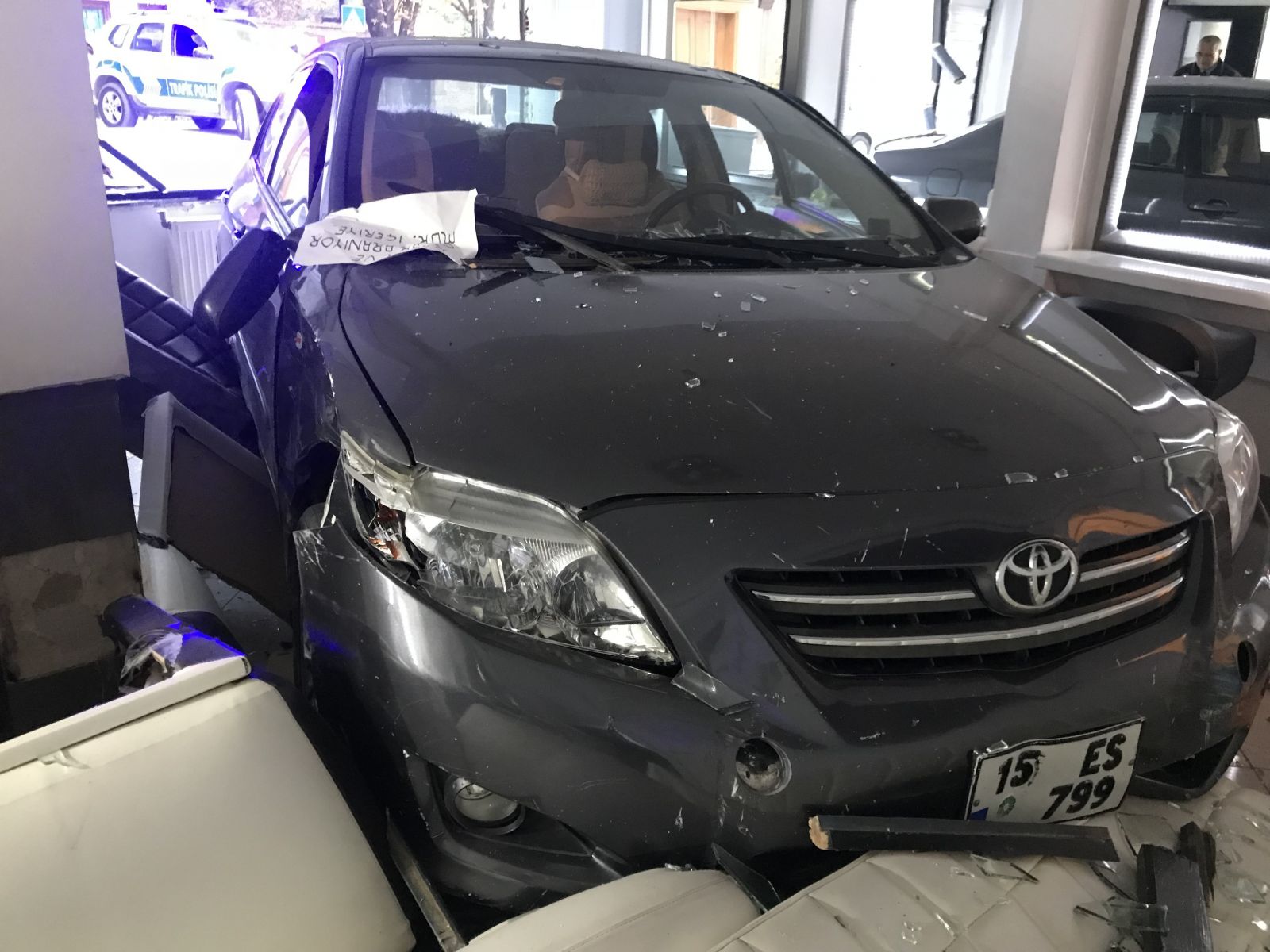 Araba kadın kuaförüne daldı, görenler şaştı kaldı