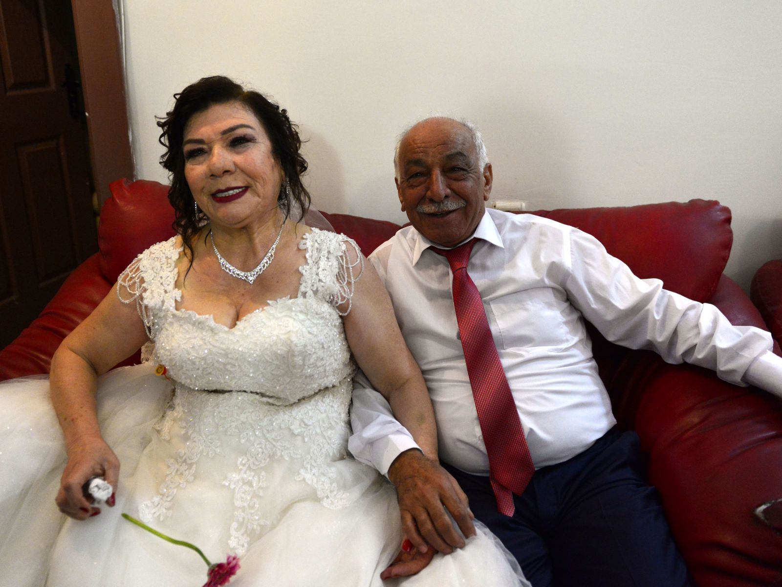 67 yaşında gelinlik giydi