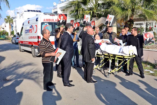 Oteline el konulan iş adamı Süreyya Pekuysal, ambulansla eyleme geldi