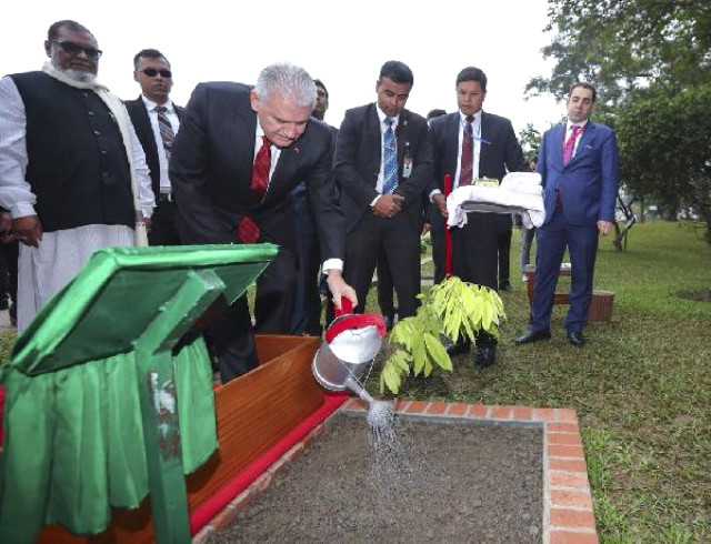 Başbakan'a Bangladeş ziyaretinde kızı da eşlik ediyor