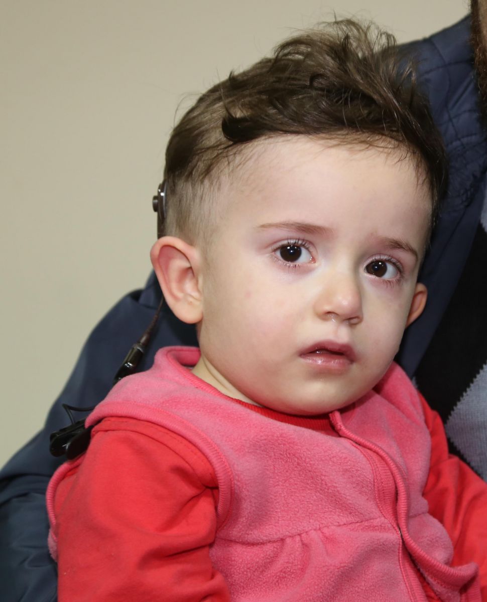 İlk kez duyan bebek, ağlayarak tepki verdi