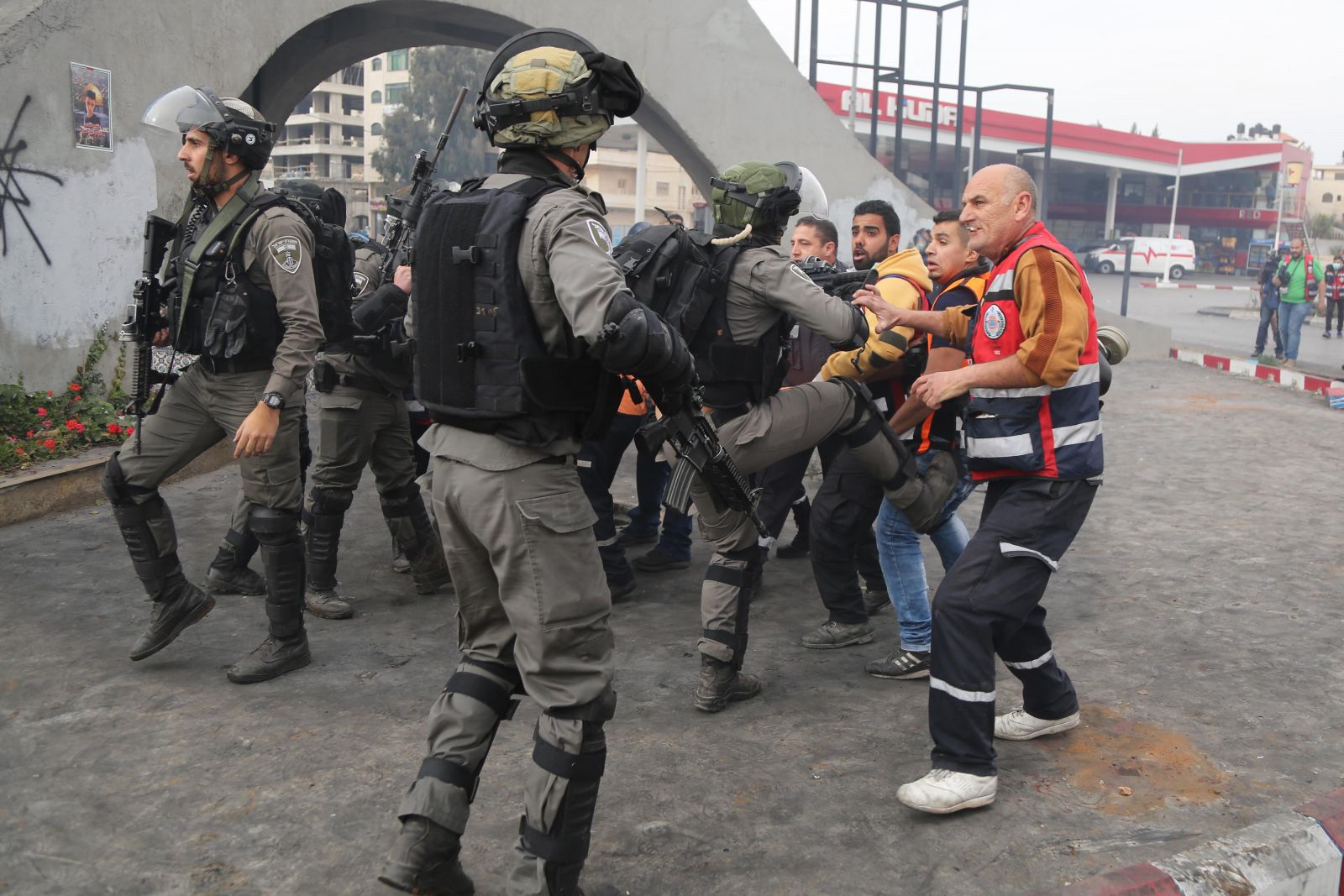 İsrail askerlerinden Cuma barbarlığı