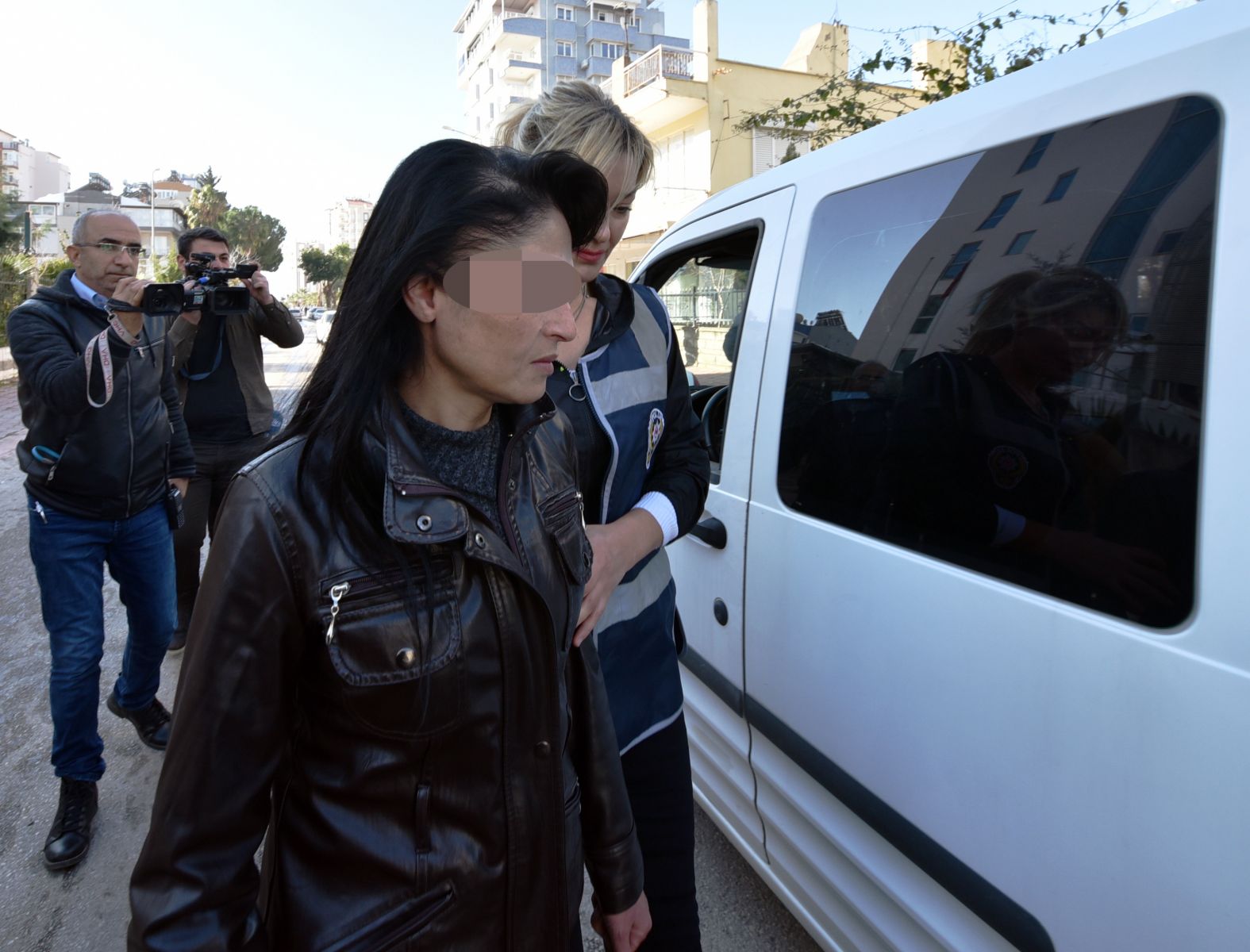 Eve çağırdıkları küçük kızı tekme tokat dövüp, canlı yayınladılar