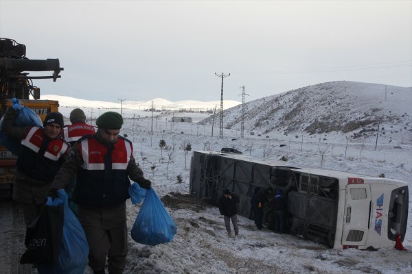 3 otobüs kazasında 6 kişi öldü, 83 kişi de yaralandı
