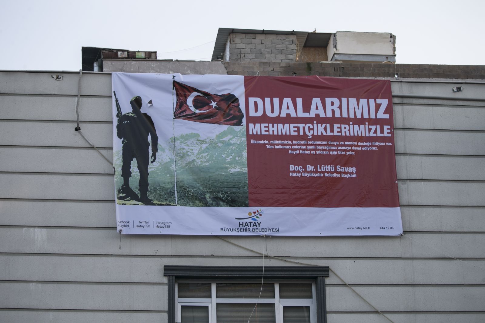 Sınır köyünde harekâta bayrak ve pankartlı destek