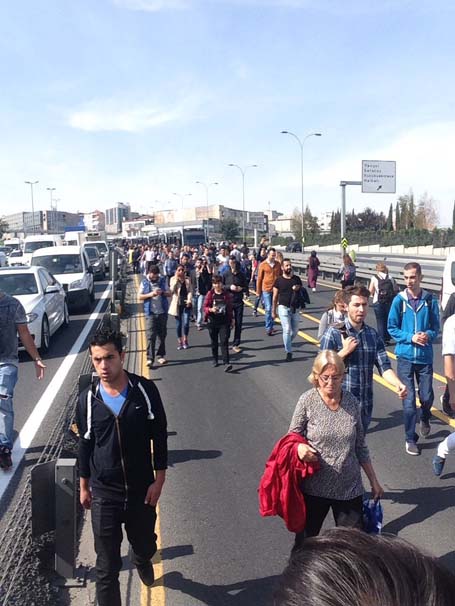 İstanbul'da feci kaza! Araba metrobüsün altına girdi