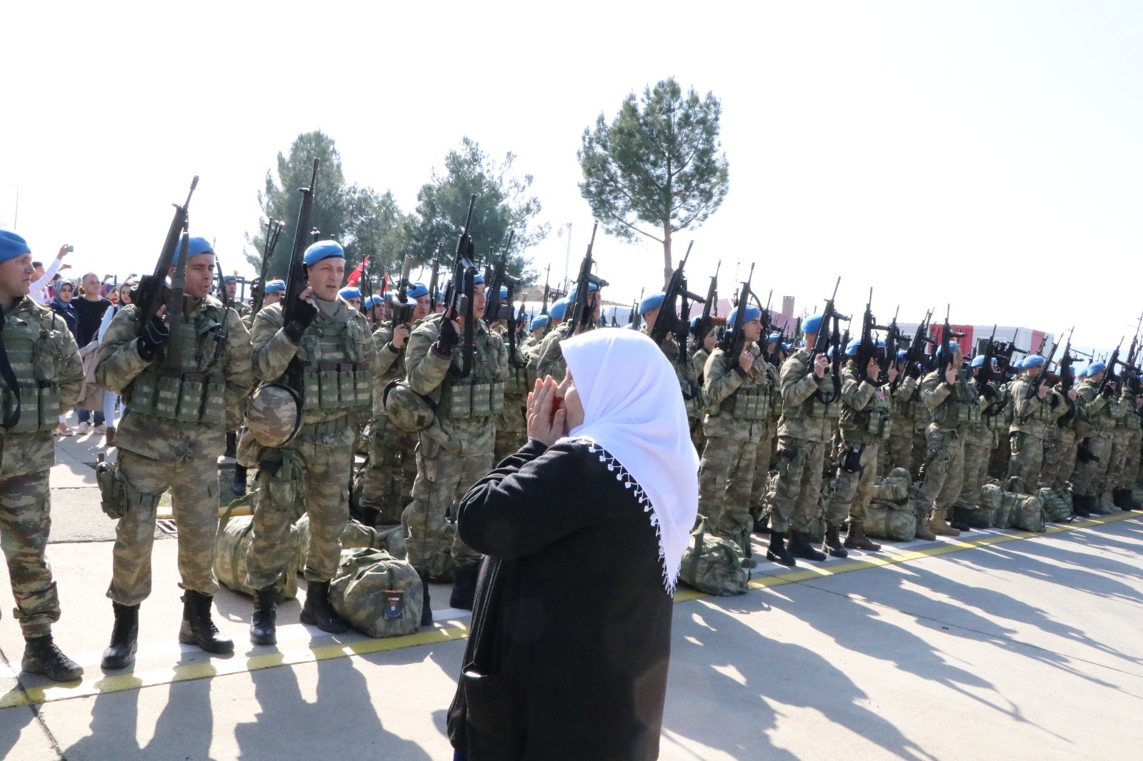 Siirt'ten Afrin'e giden askerler dualarla uğurlandı