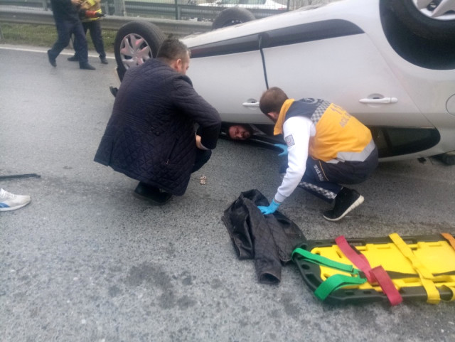 Bağdat Caddesi'nde karşı şeride geçen otomobil, başka bir aracın üzerinden uçtu