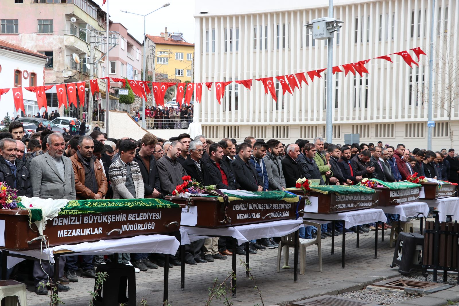Denizli Tavas'taki trafik kazasında hayatını kaybeden 5 gencin cenazesi toprağa verildi
